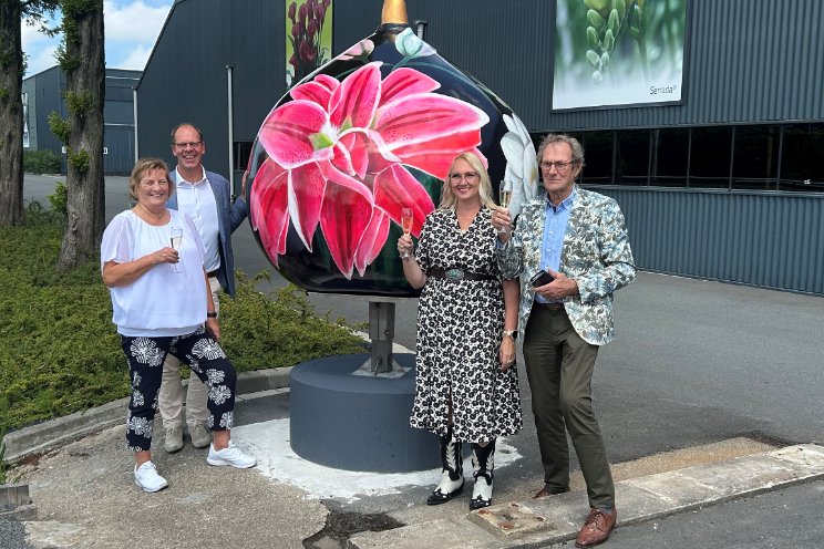 Reuzenbol onthuld bij Van den Bos Flowerbulbs